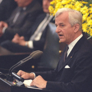 Jubiläumsrede schreiben: Bundespräsident Richard von Weizsäcker hält seine Gedenkrede im Plenarsaal des Deutschen Bundestages zum 40. Jahrestag des Endes des Zweiten Weltkrieges, 8. Mai 1985