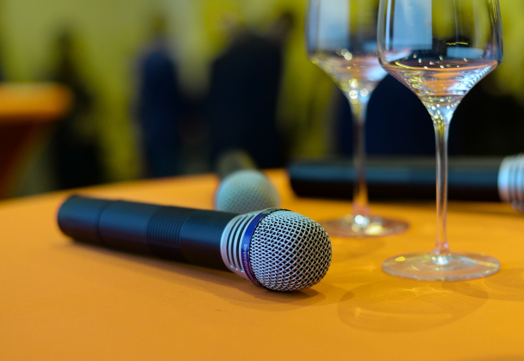 Conférencier oder Moderator: Was Ihre Veranstaltung wirklich braucht