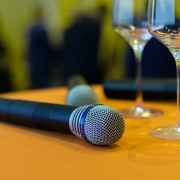 Conférencier oder Moderator: Was Ihre Veranstaltung wirklich braucht